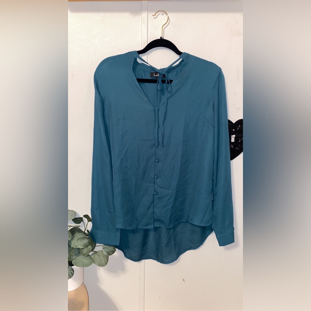 Lulu’s emerald green tie neck long sleeve blouse